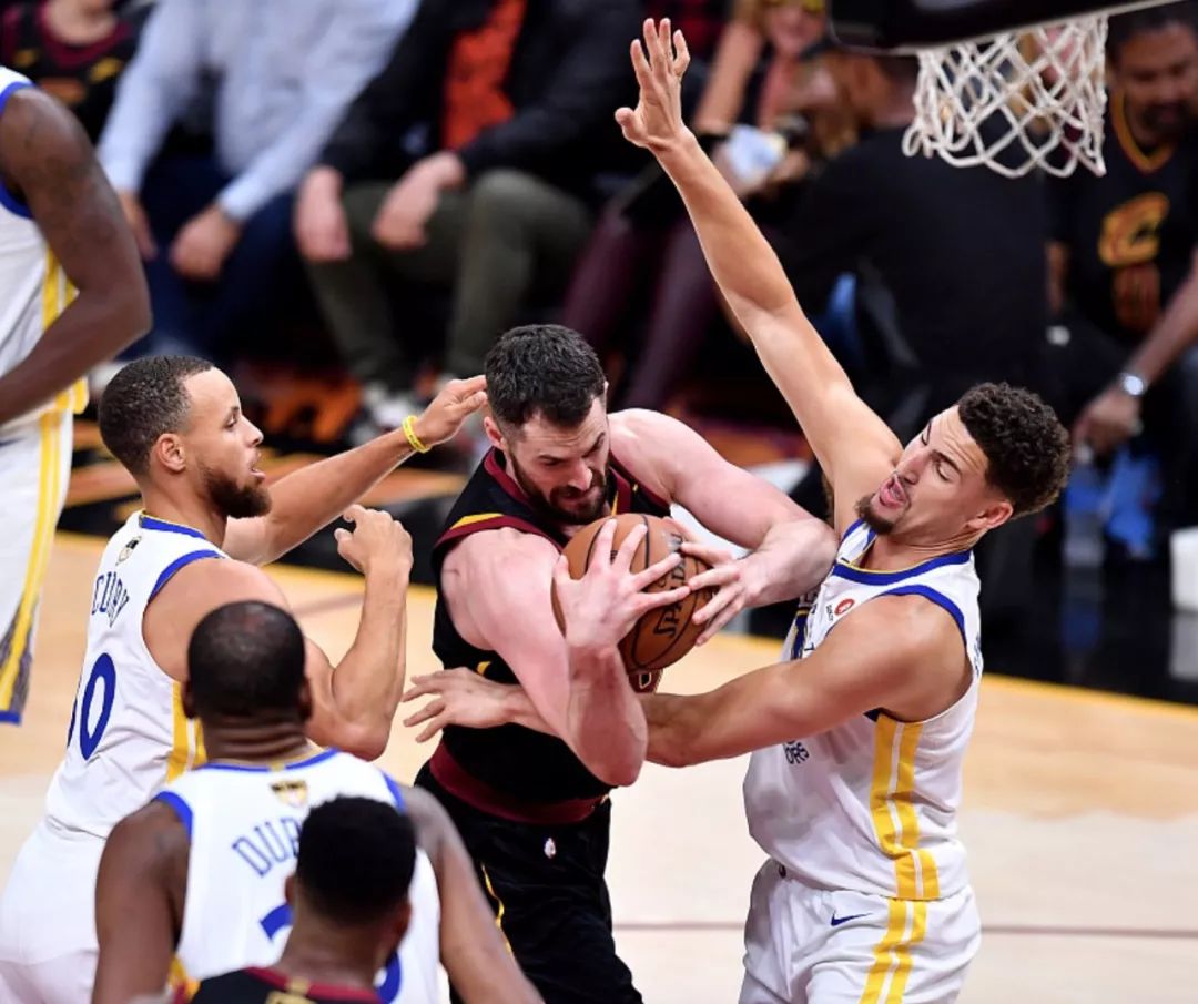 社区盾冲刺阶段再迎强敌；金州勇士绝杀压哨；主帅态度：赛场秩序良好；身体对抗强度拉满的简单介绍